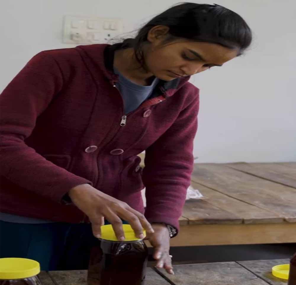 मुख्यमंत्री युवा योजना से ‘बनारसी हनी’ बना आत्मनिर्भरता का प्रतीक, वाराणसी की शिवानी ने पेश की नारी सशक्तीकरण की मिसाल