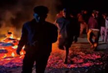 अंबिकापुर की अनोखी होली: होलिका दहन के बाद दहकते अंगारों पर चलते हैं ग्रामीण, नहीं पड़ते छाले