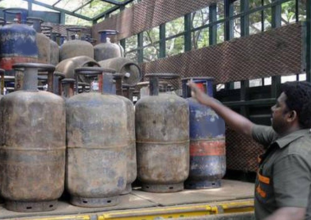 वाणिज्यिक LPG पर बड़ा फैसला: आवंटन 50% बढ़ा, लेकिन नई शर्तों ने बढ़ाई टेंशन वाणिज्यिक LPG पर बड़ा फैसला: आवंटन 50% बढ़ा, लेकिन नई शर्तों ने बढ़ाई टेंशन