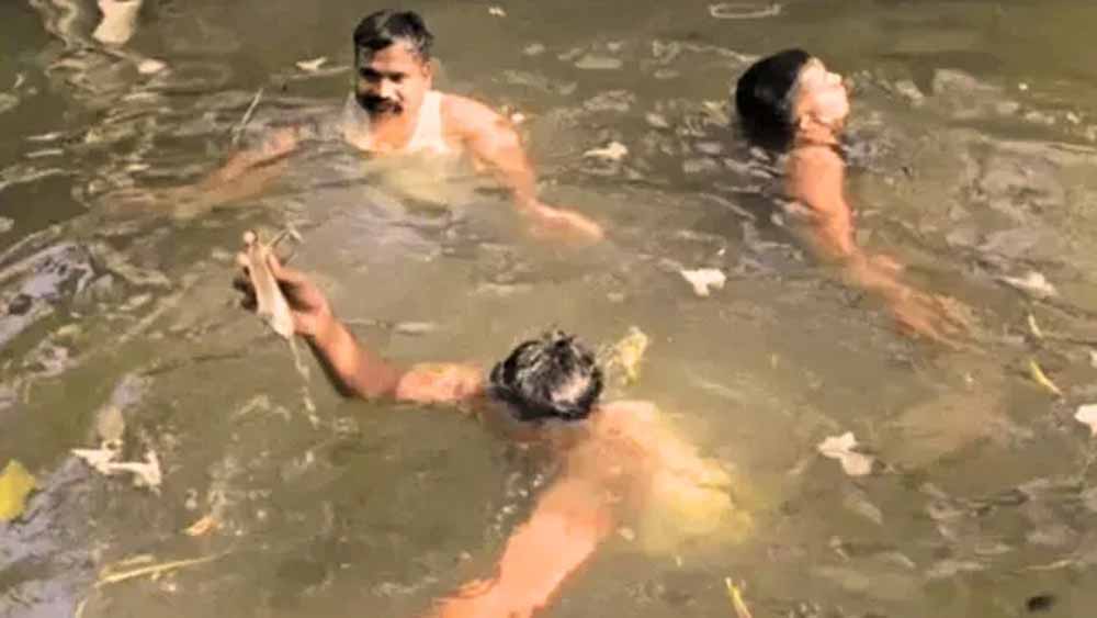 पूजा सामग्री के साथ नहर में बहा आए 2 लाख रुपये, घर पहुंचकर हुई याद तो उड़ गए होश