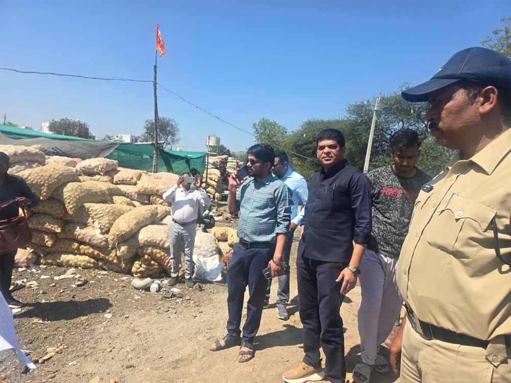 महू के कोदरिया में बिना अनुमति चल रहे आलू चिप्स कारखानों पर प्रशासन का शिकंजा, तीन इकाइयां सील