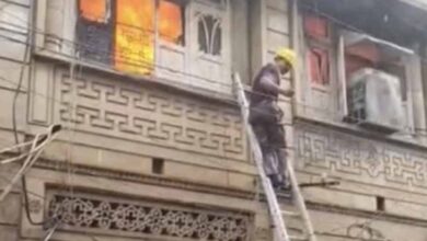 घर में आग से फटे सिलेंडर व एसी कंप्रेसर, बाथरूम में बचने घुसी महिला की दम घुटने से मौत