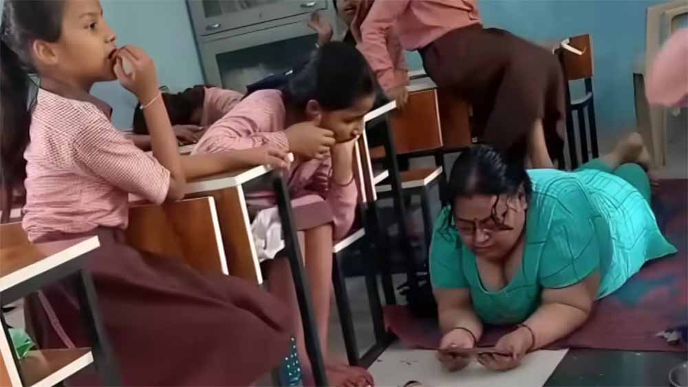 चित्रकूट में छात्राओं से मालिश कराते दिखीं हेडमास्टर, क्लासरूम में ‘मैडम’ की सेवा’ पर भड़के पैरेंट्स