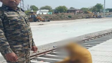 निवाड़ी के डायल 112 हीरोज: सतर्कता और समझाइशदेकर आत्‍महत्‍या के उद्देश्‍य से रेलवे पटरी पर बैठी महिला को सुरक्षित बचाया