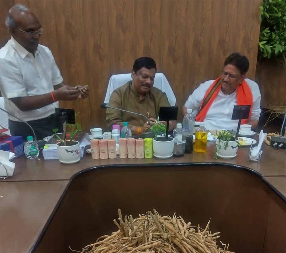 बस्तर और सरगुजा में औषधीय पौधों की योजनाओं का होगा विस्तार :  विकास मरकाम