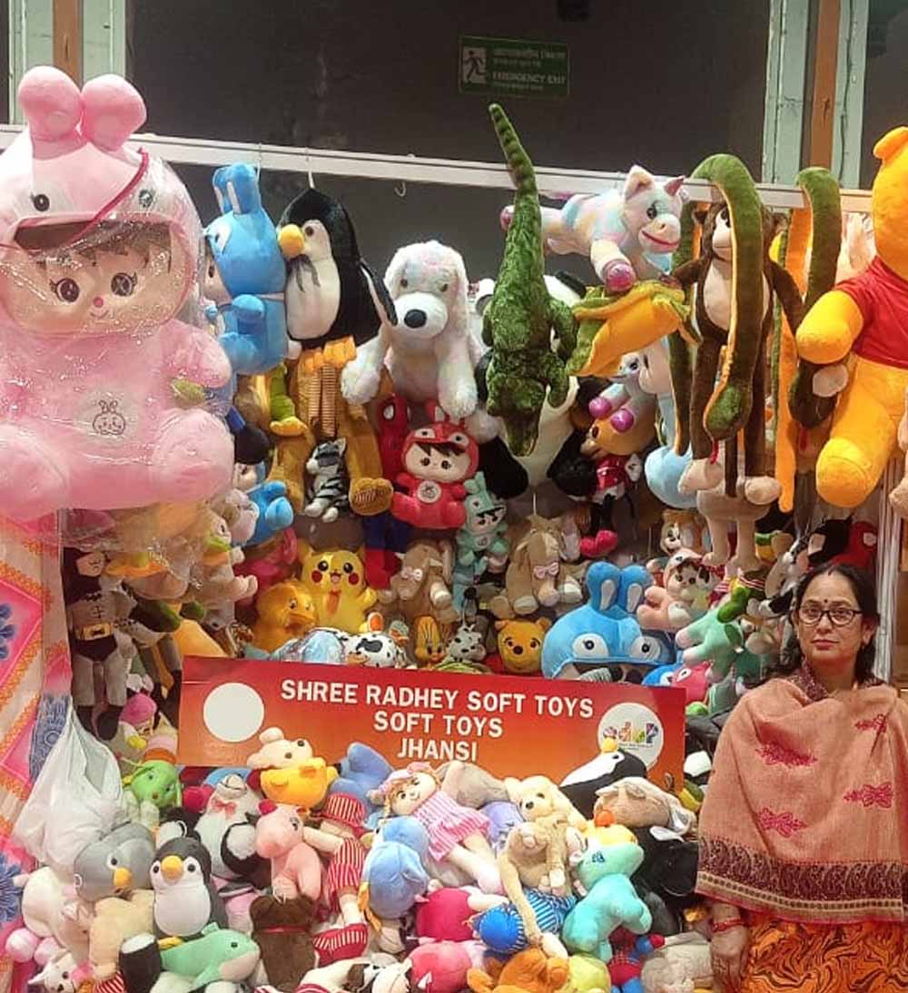 सरकारी प्रशिक्षण और सहयोग से बदली जिंदगी, सॉफ्ट टॉयज से पहचान बना रहीं वंदना