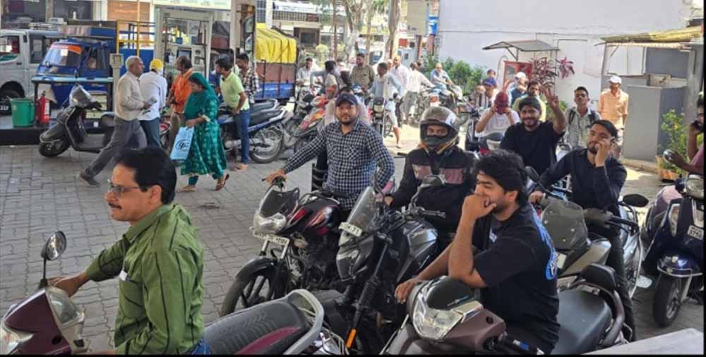 रतलाम में अफवाह का असर: पेट्रोल-डीजल की किल्लत की खबर से पंपों पर उमड़ी भीड़, कई स्टेशन बंद