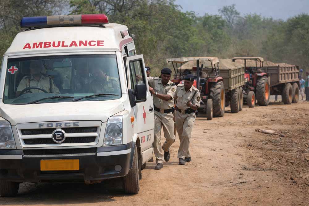 बालाघाट में पुलिस का अनोखा ऑपरेशन: एंबुलेंस में छिपकर पहुंची टीम, रेत माफिया के ट्रैक्टर जब्त बालाघाट में पुलिस का अनोखा ऑपरेशन: एंबुलेंस में छिपकर पहुंची टीम, रेत माफिया के ट्रैक्टर जब्त