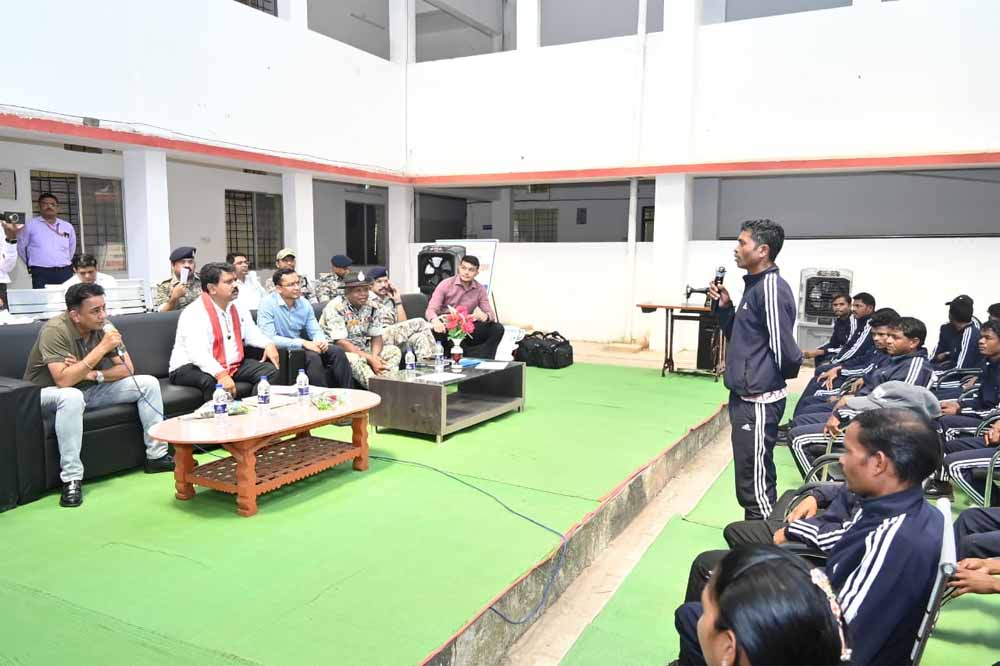 उपमुख्यमंत्री  विजय शर्मा ने पुनर्वास केंद्र दंतेवाड़ा में युवाओं से की मुलाकात