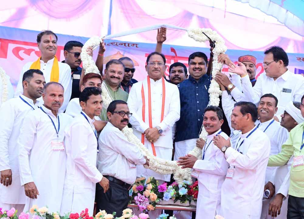 मुख्यमंत्री  विष्णु देव साय कबीर मठ आश्रम में आयोजित अखिल भारतीय सद्गुरु कबीर संत सम्मेलन में हुए शामिल