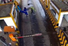 सिवनी NH-44 पर बवाल: गाड़ी रोकने पर निहंग सिखों ने टोलकर्मियों को तलवार की मूठ और डंडों से पीटा