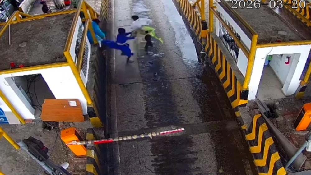 सिवनी NH-44 पर बवाल: गाड़ी रोकने पर निहंग सिखों ने टोलकर्मियों को तलवार की मूठ और डंडों से पीटा