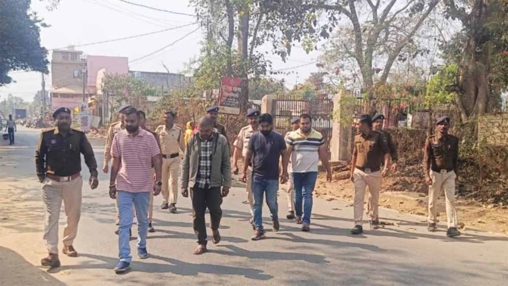 सूरजपुर में पेट्रोल पंप पर शराबियों का बवाल, 4 आरोपी गिरफ्तार—पुलिस ने निकाला जुलूस