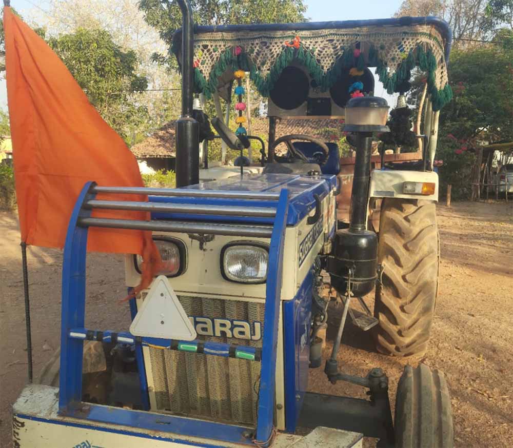 वन तस्करों पर वन विकास निगम की बड़ी कार्रवाई, अवैध लकड़ी से भरा ट्रैक्टर जप्त