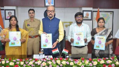 राज्यपाल  डेका से धमतरी के सुदूर वनांचल क्षेत्र के प्रतिभाशाली बच्चों ने की आत्मीय मुलाकात