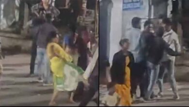नवविवाहिता की मौत पर बवाल: अस्पताल गेट पर भिड़े दो पक्ष, वीडियो वायरल