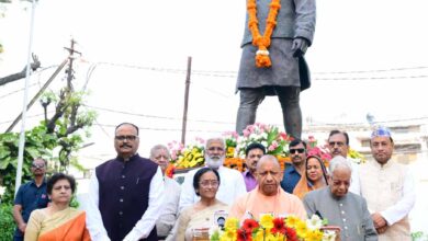 पूर्व सीएम हेमवती नंदन बहुगुणा की पुण्यतिथि पर श्रद्धांजलि सभा में शामिल हुए मुख्यमंत्री