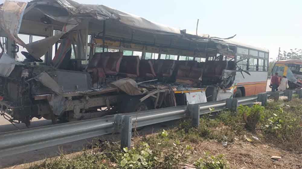 यूपी में दर्दनाक हादसा: उन्नाव एक्सप्रेसवे पर खड़े ट्रक से टकराई बस, 3 की मौत, 31 घायल यूपी में दर्दनाक हादसा: उन्नाव एक्सप्रेसवे पर खड़े ट्रक से टकराई बस, 3 की मौत, 31 घायल