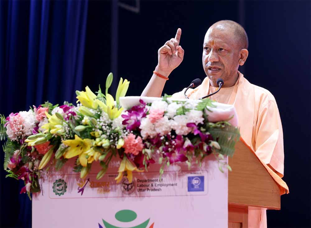 महिला दिवस पर सीएम योगी का तोहफा, 3 लाख से अधिक आंगनबाड़ी कार्यकत्रियों को आयुष्मान कार्ड का सुरक्षा कवच