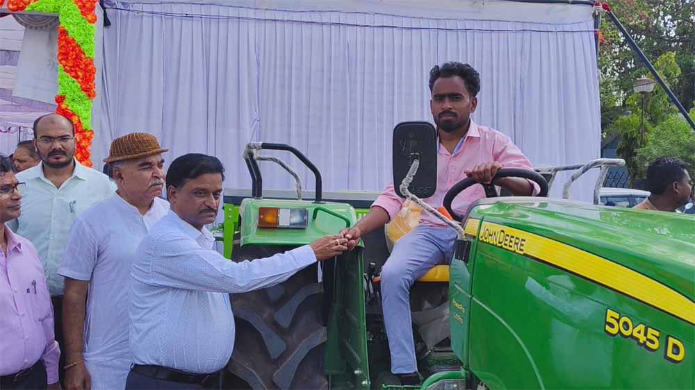 संकल्प से समाधान शिविर में किसान को मिली बड़ी सौगात, कलेक्टर ने देवेंद्र को सौंपी सुपर सीडर की चाबी