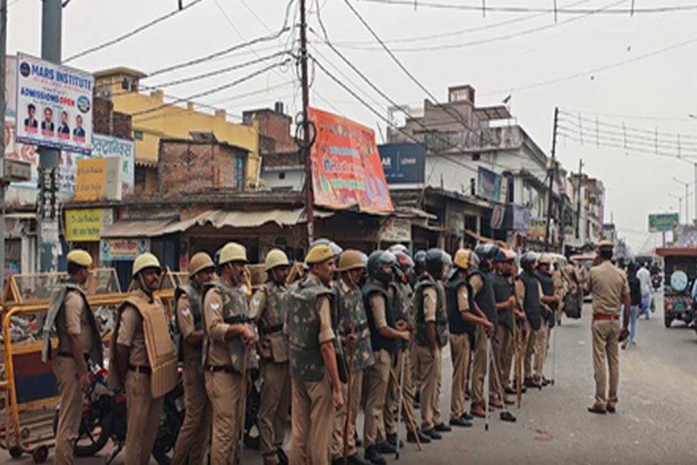 ईद-उल-फितर 2026: देशभर में हाई अलर्ट, चप्पे-चप्पे पर कड़ी सुरक्षा व्यवस्था ईद-उल-फितर 2026: देशभर में हाई अलर्ट, चप्पे-चप्पे पर कड़ी सुरक्षा व्यवस्था