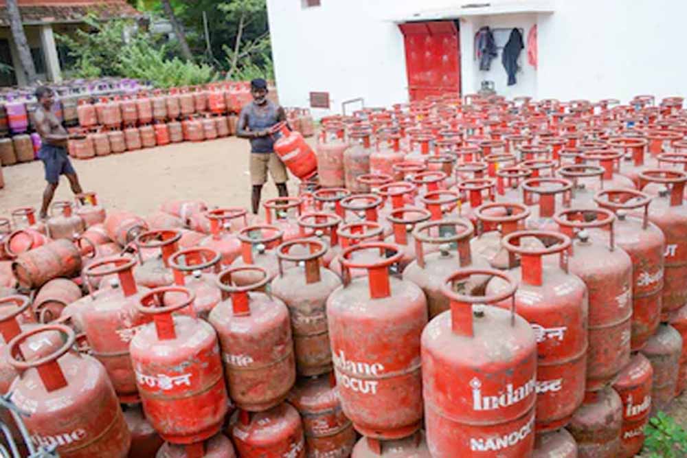 देश में गैस की कोई कमी नहीं: CNG-PNG उपभोक्ताओं को निर्बाध आपूर्ति जारी, केंद्र का भरोसा देश में गैस की कोई कमी नहीं: CNG-PNG उपभोक्ताओं को निर्बाध आपूर्ति जारी, केंद्र का भरोसा