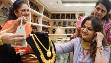 Gold-Silver Prices Down: सोना और चांदी हुए सस्ते, ग्राहकों के चेहरे पर खुशी Gold-Silver Prices Down: सोना और चांदी हुए सस्ते, ग्राहकों के चेहरे पर खुशी