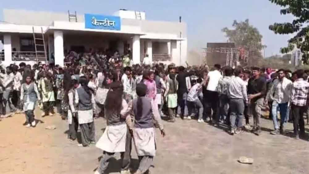 होली उत्सव में मचा हड़कंप: मधुमक्खियों के हमले से सहमे छात्र होली उत्सव में मचा हड़कंप: मधुमक्खियों के हमले से सहमे छात्र