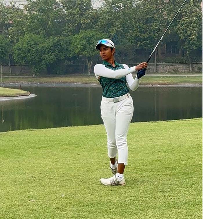 छठे चरण में जैस्मीन का जलवा, आखिरी बोगी के बावजूद 3 शॉट की मजबूत बढ़त छठे चरण में जैस्मीन का जलवा, आखिरी बोगी के बावजूद 3 शॉट की मजबूत बढ़त