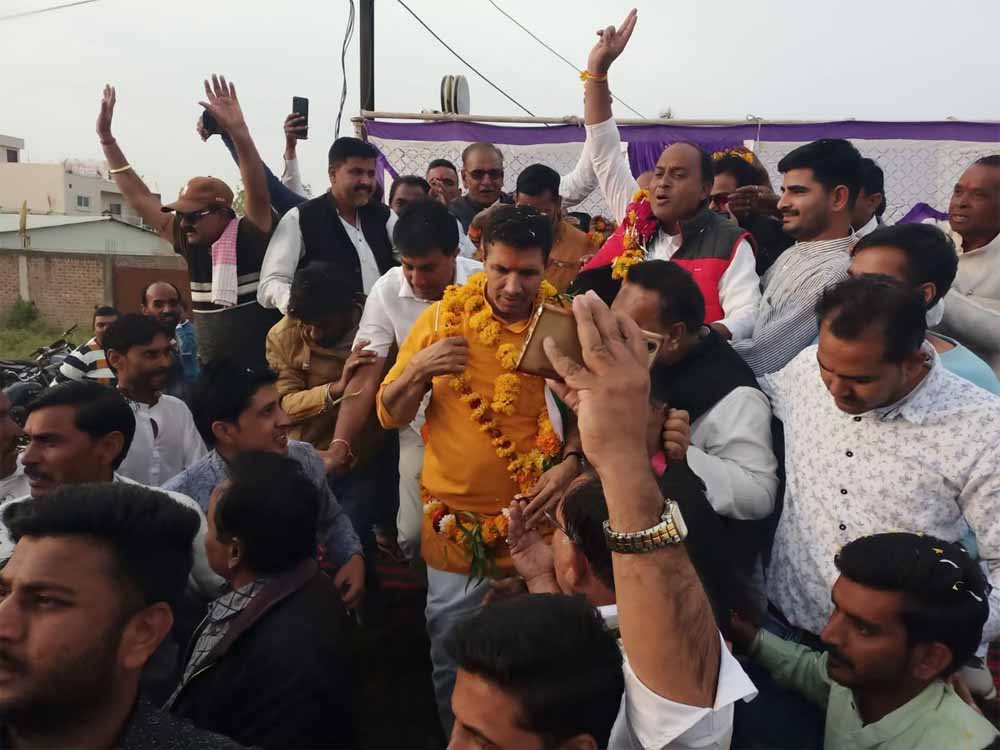 होली के रंग में कांग्रेसी नेता: जीतू पटवारी ने दिग्विजय सिंह को लगाया गुलाल, मस्ती का माहौल