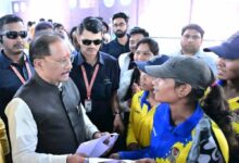 इचकेला की बेटियों ने क्रिकेट में रचा इतिहास, मुख्यमंत्री साय ने किया सम्मानित, किट देकर बढ़ाया हौसला