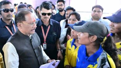 इचकेला की बेटियों ने क्रिकेट में रचा इतिहास, मुख्यमंत्री साय ने किया सम्मानित, किट देकर बढ़ाया हौसला इचकेला की बेटियों ने क्रिकेट में रचा इतिहास, मुख्यमंत्री साय ने किया सम्मानित, किट देकर बढ़ाया हौसला