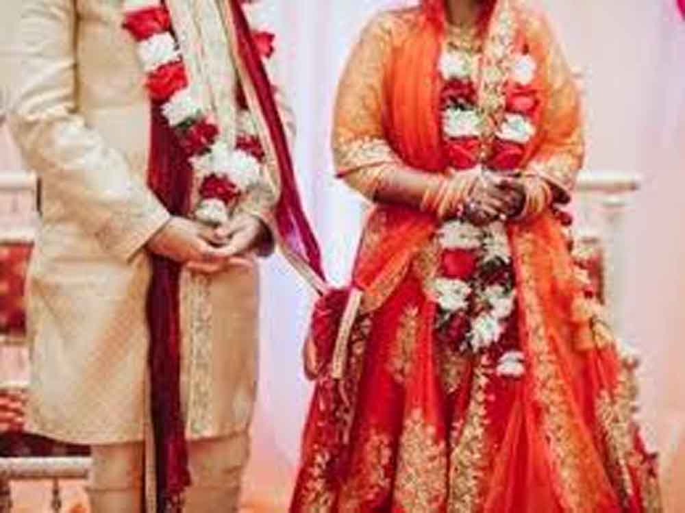 लव मैरिज का विरोध पड़ा भारी: बेटे की मौत के बाद हर साल कराते हैं ‘प्रतीकात्मक शादी’ लव मैरिज का विरोध पड़ा भारी: बेटे की मौत के बाद हर साल कराते हैं ‘प्रतीकात्मक शादी’