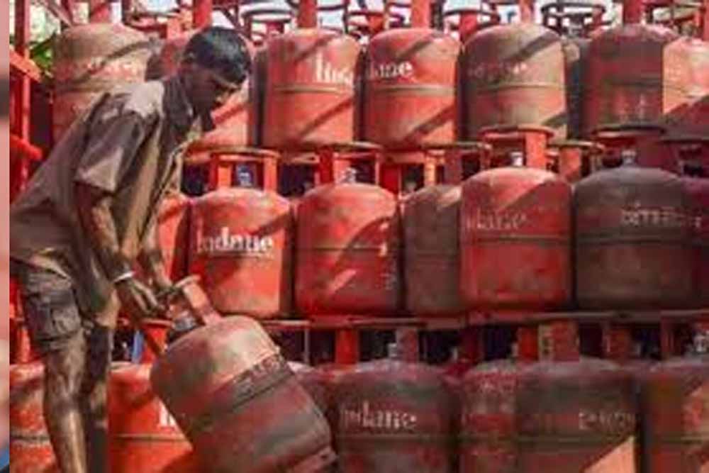 एलपीजी सप्लाई में गड़बड़ी पर सरकार सख्त, एसेंशियल कमोडिटीज एक्ट किया लागू