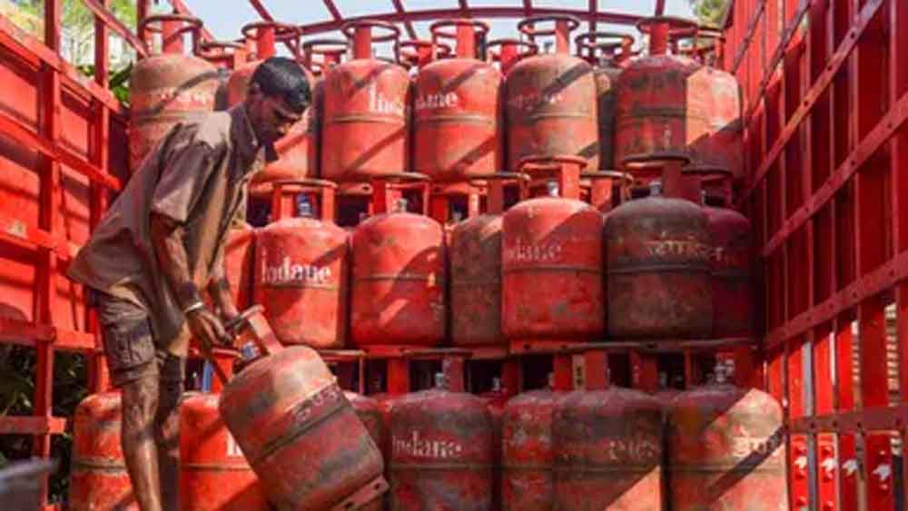 होली गिफ्ट: सरकार दे रही फ्री LPG सिलेंडर, करोड़ों परिवारों को बड़ी राहत होली गिफ्ट: सरकार दे रही फ्री LPG सिलेंडर, करोड़ों परिवारों को बड़ी राहत