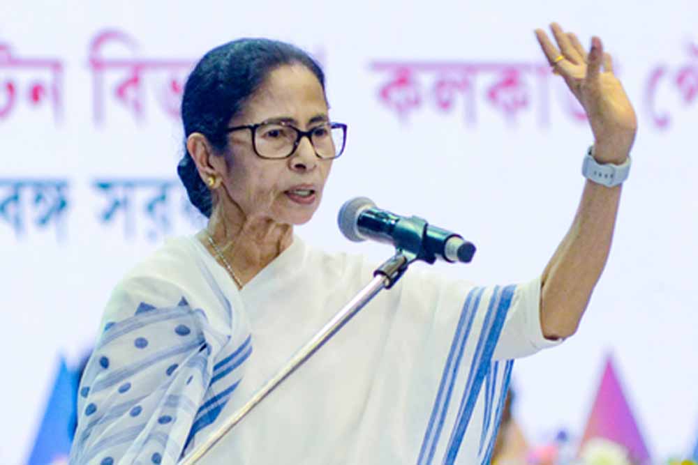 चुनाव आयोग पर ममता बनर्जी का बड़ा हमला, बोलीं- देश में अघोषित आपातकाल जैसे हालात