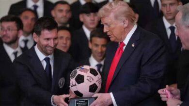 लियोनेल मेस्सी ने डोनाल्ड ट्रंप को रत्नजड़ित गुलाबी फुटबॉल भेंट की लियोनेल मेस्सी ने डोनाल्ड ट्रंप को रत्नजड़ित गुलाबी फुटबॉल भेंट की