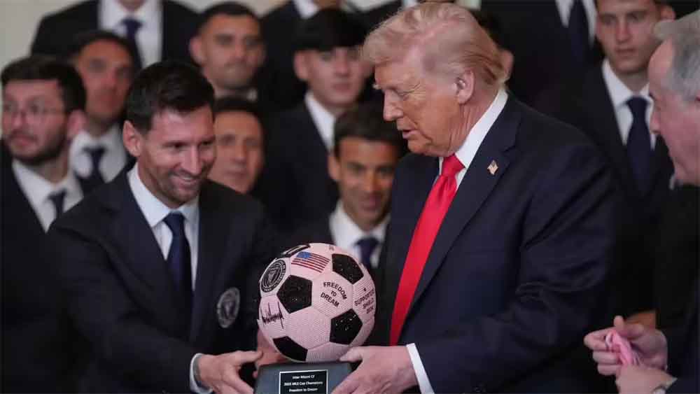 लियोनेल मेस्सी ने डोनाल्ड ट्रंप को रत्नजड़ित गुलाबी फुटबॉल भेंट की