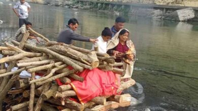 बागेश्वर में बेटियों ने निभाई पारंपरिक जिम्मेदारी, मां को दी मुखाग्नि