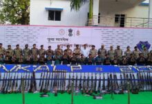 बस्तर में लाल आतंक पर बड़ा वार: 5 जिलों में 35 माओवादियों ने किया सरेंडर, करोड़ों के हथियार जब्त