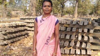 पोल निर्माण कार्य से आत्मनिर्भर बनीं सेमरिहा की फूलमती सिंह मेहनत और आत्मविश्वास से बदली तकदीर