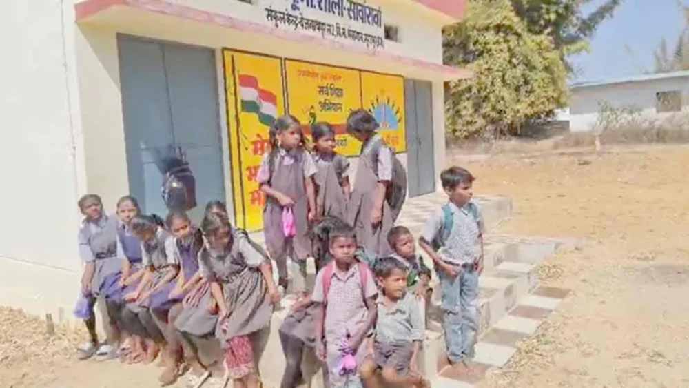 शिक्षा के मंदिर में लापरवाही: सूरजपुर में स्कूल बंद, बाहर बैठे रहे छात्र; 6 शिक्षकों को नोटिस