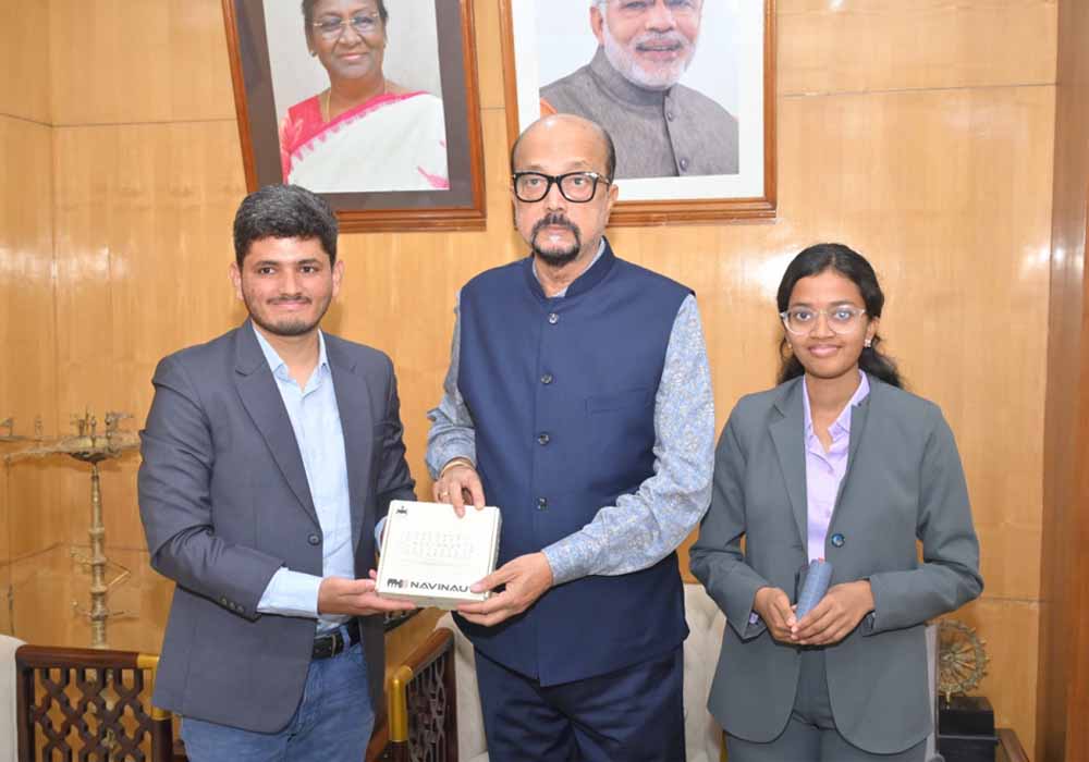 राज्यपाल  डेका से यूनीसेफ के इमेजिन वेंचर के प्रथम भारतीय पुरस्कार विजेता ने की सौजन्य भें