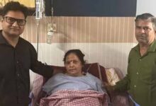 सड़क के गड्ढे ने किया चमत्कार! मृत घोषित महिला की गाड़ी के झटके से लौट आई सांसें