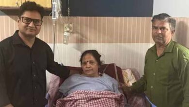 सड़क के गड्ढे ने किया चमत्कार! मृत घोषित महिला की गाड़ी के झटके से लौट आई सांसें