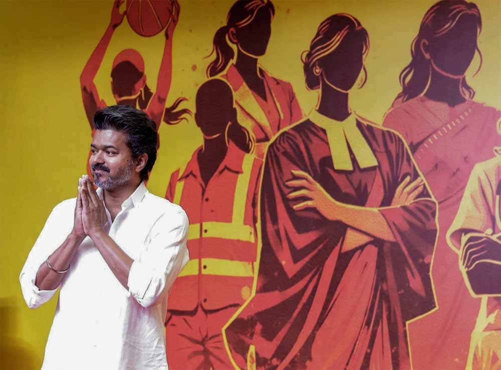 तमिलनाडु चुनाव: TVK चीफ विजय का बड़ा वादा – हर महीने 2500 रुपये और 8 ग्राम सोना तमिलनाडु चुनाव: TVK चीफ विजय का बड़ा वादा – हर महीने 2500 रुपये और 8 ग्राम सोना