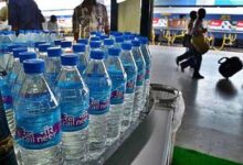 रेलवे स्टेशन पर ठंडे पानी के नाम पर लूट! वेंडर ओवररेट में बेच रहे बोतलें