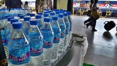 रेलवे स्टेशन पर ठंडे पानी के नाम पर लूट! वेंडर ओवररेट में बेच रहे बोतलें