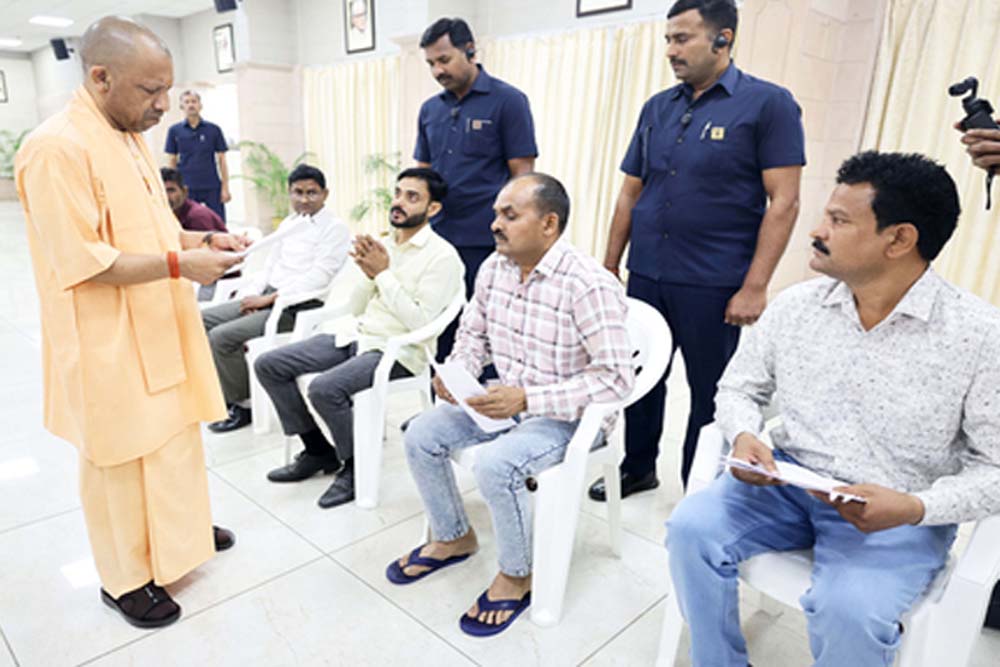 देशसेवा करें निडर होकर, परिवार की जिम्मेदारी हमारी: सीएम योगी का भरोसा