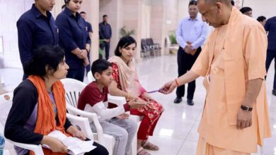 जनता दर्शन में सीएम की सीख: बच्चे से पूछा पढ़ाई का हाल, बोले- किताबों से दोस्ती करो, सोशल मीडिया कम चलाओ